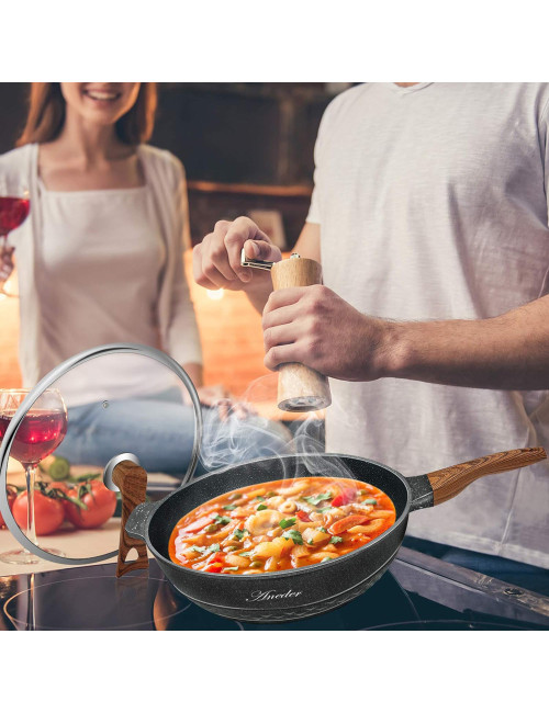 مقلاة كبيرة بغطاء اسود