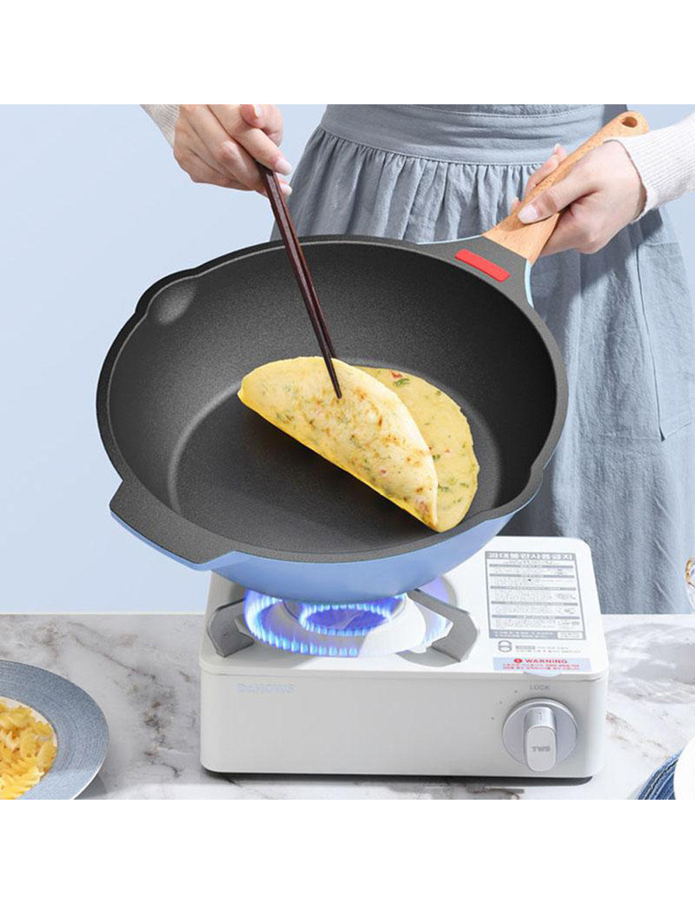 مقلاة كبيرة بغطاء ازرق